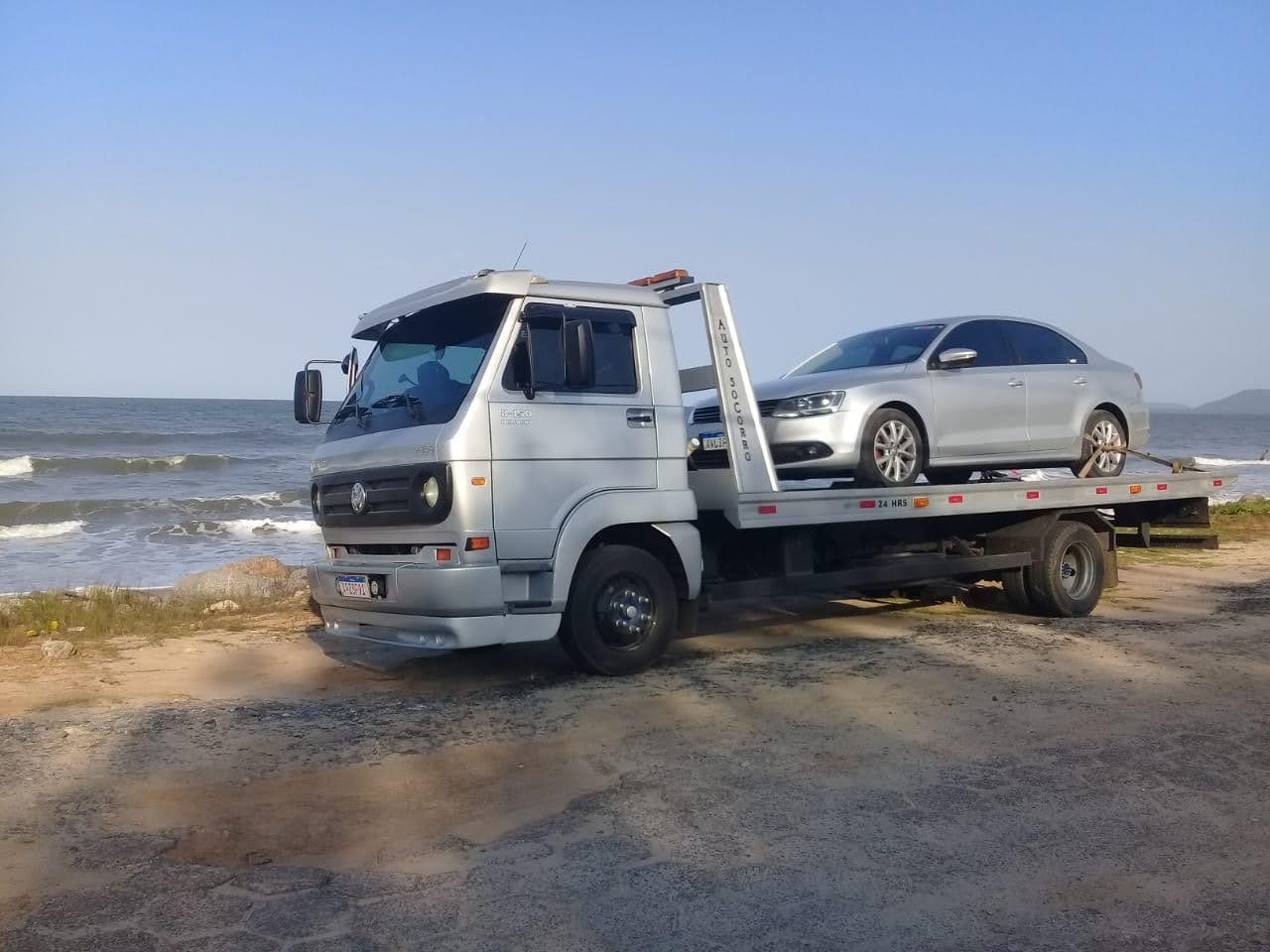 Guincho do Auto Socorro Cezario com veículo sobre a plataforma