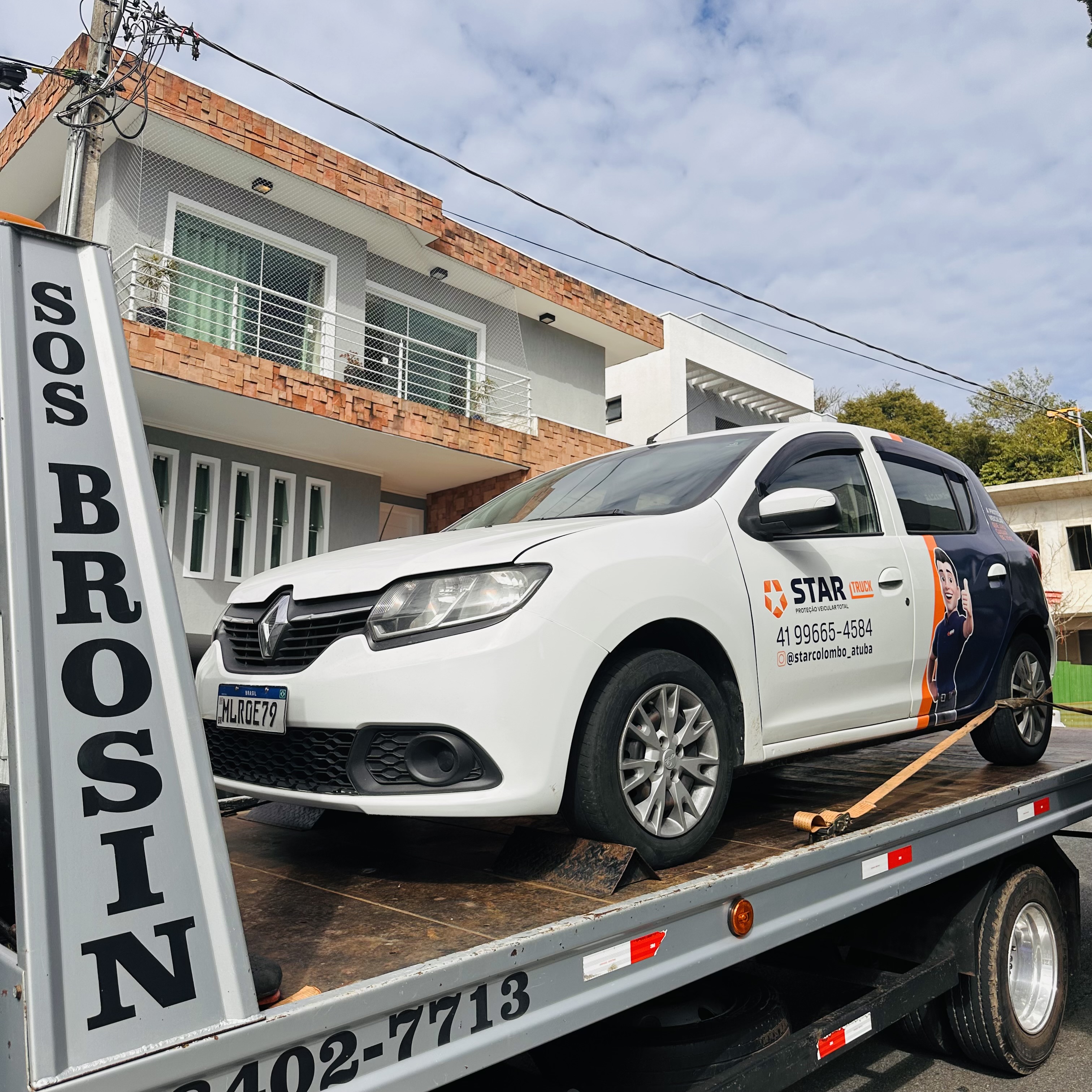 Guincho retirando veículo em rua residencial de Curitiba