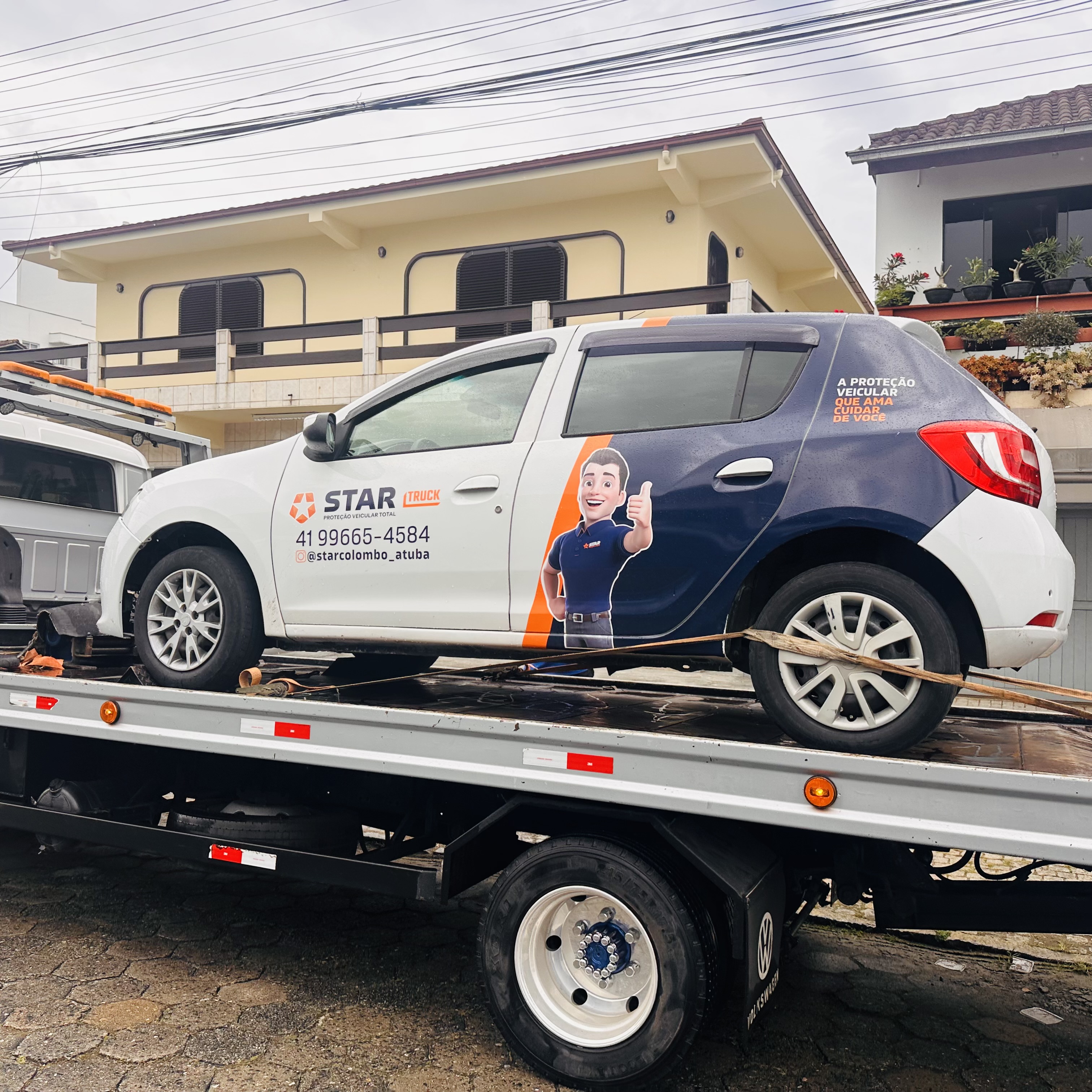 Veículo transportado com cintas de segurança pelo guincho