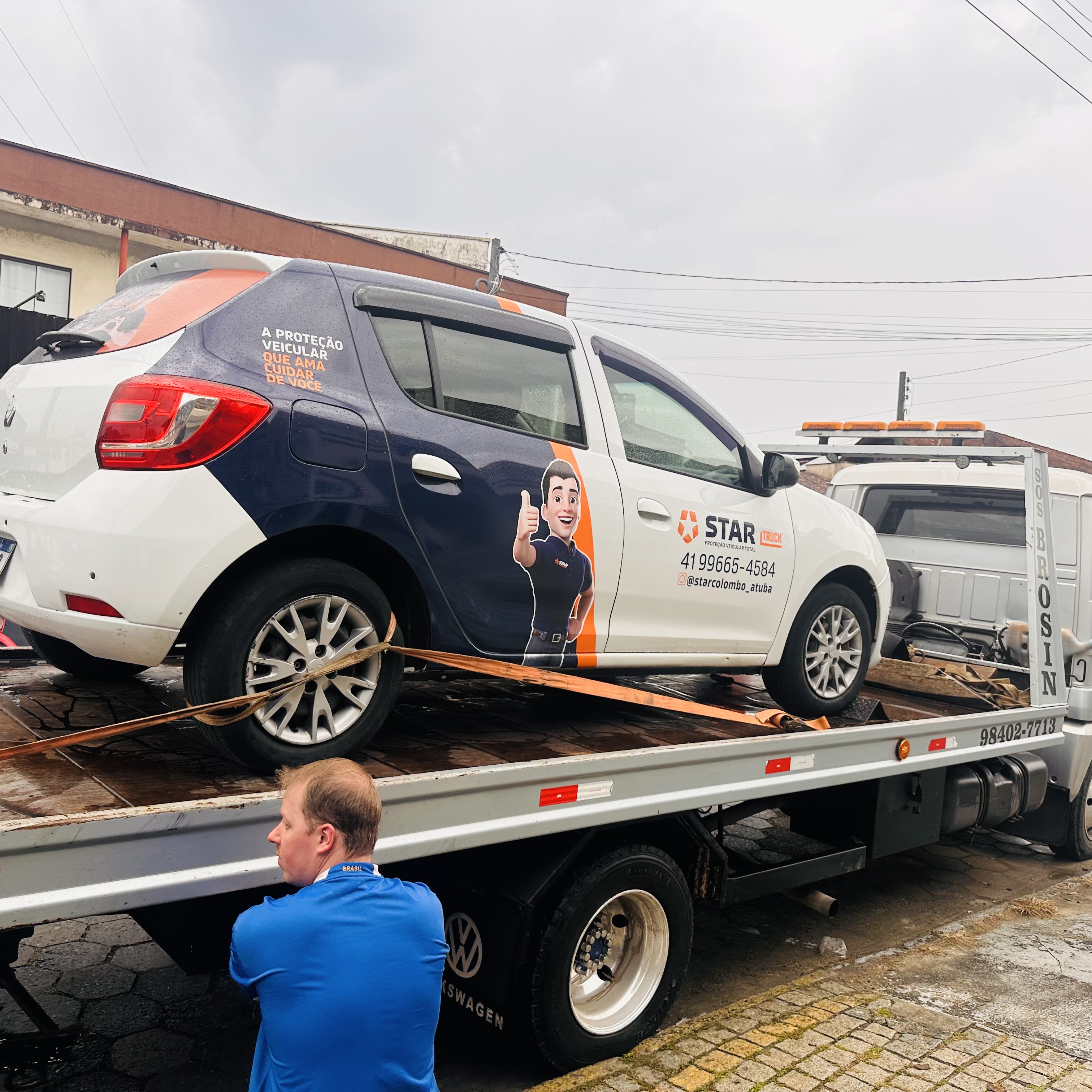 Equipe do auto socorro carregando veículo com segurança