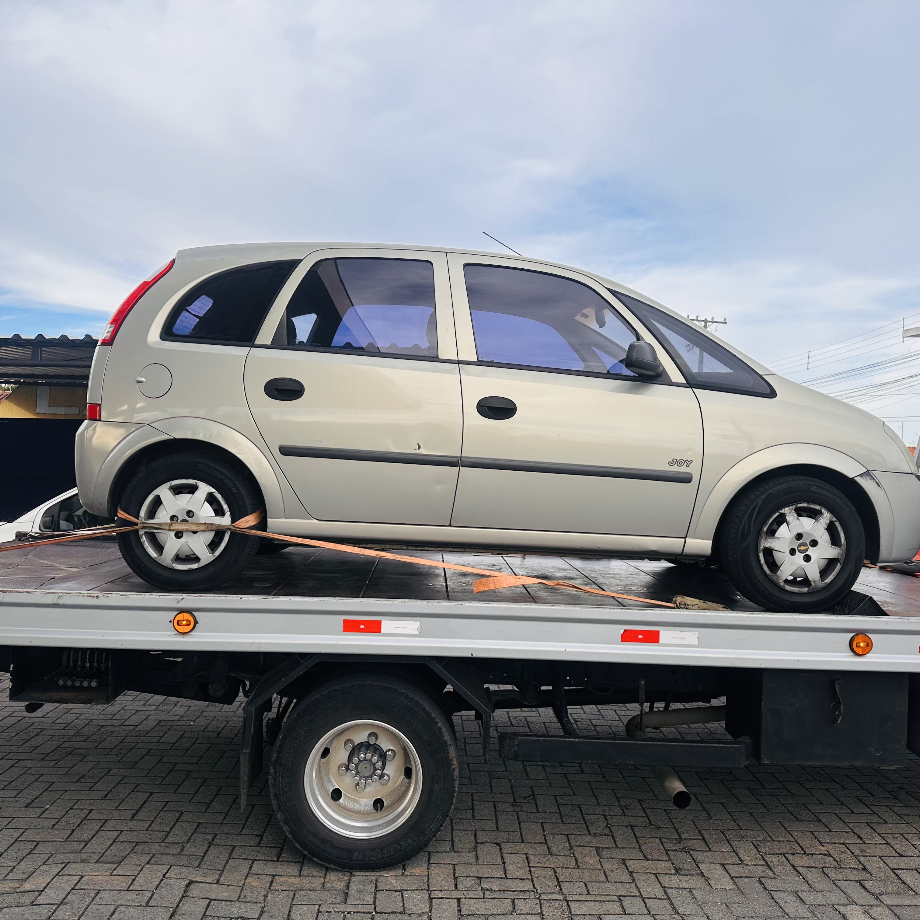 Transporte de veículo sobre plataforma do Auto Socorro Cezario